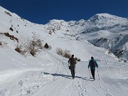 20 A questo punto prendiamo a sx la stradetta in salita con vista sul Monte Chierico